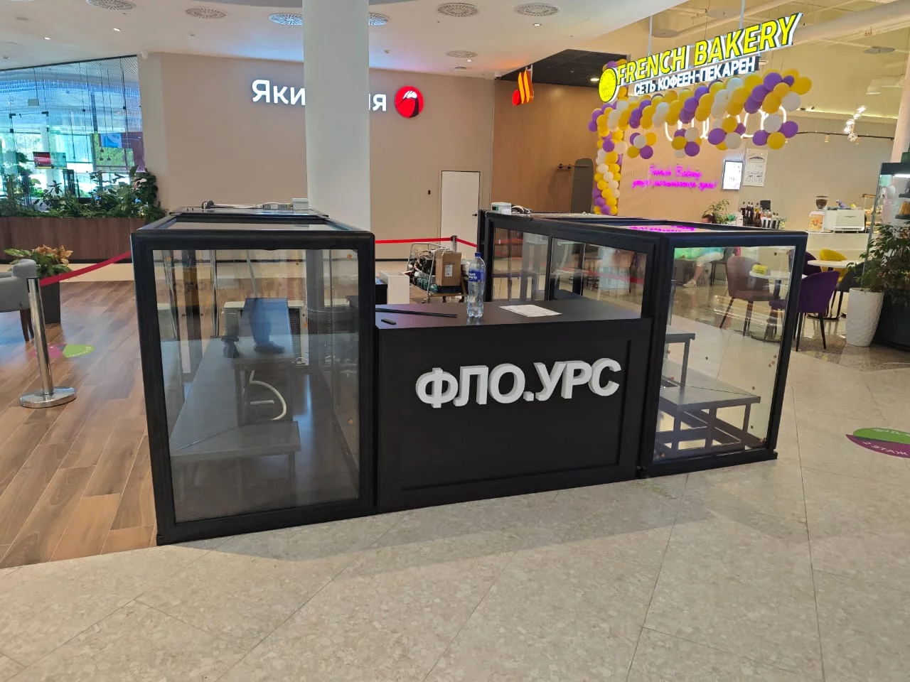 Цветочный холодильник в ТЦ